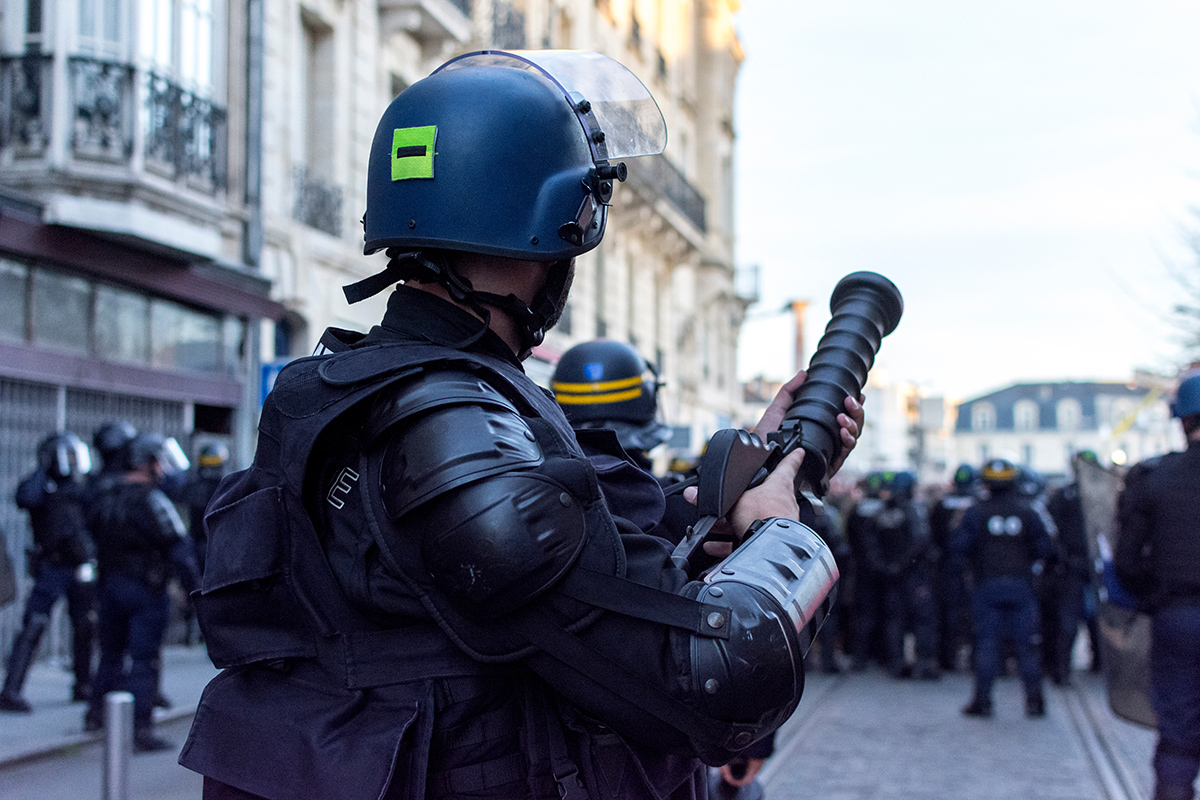 Gendarme avec lanceur de grenades lacrymogènes - Crédit : Kevin/AdobeStock