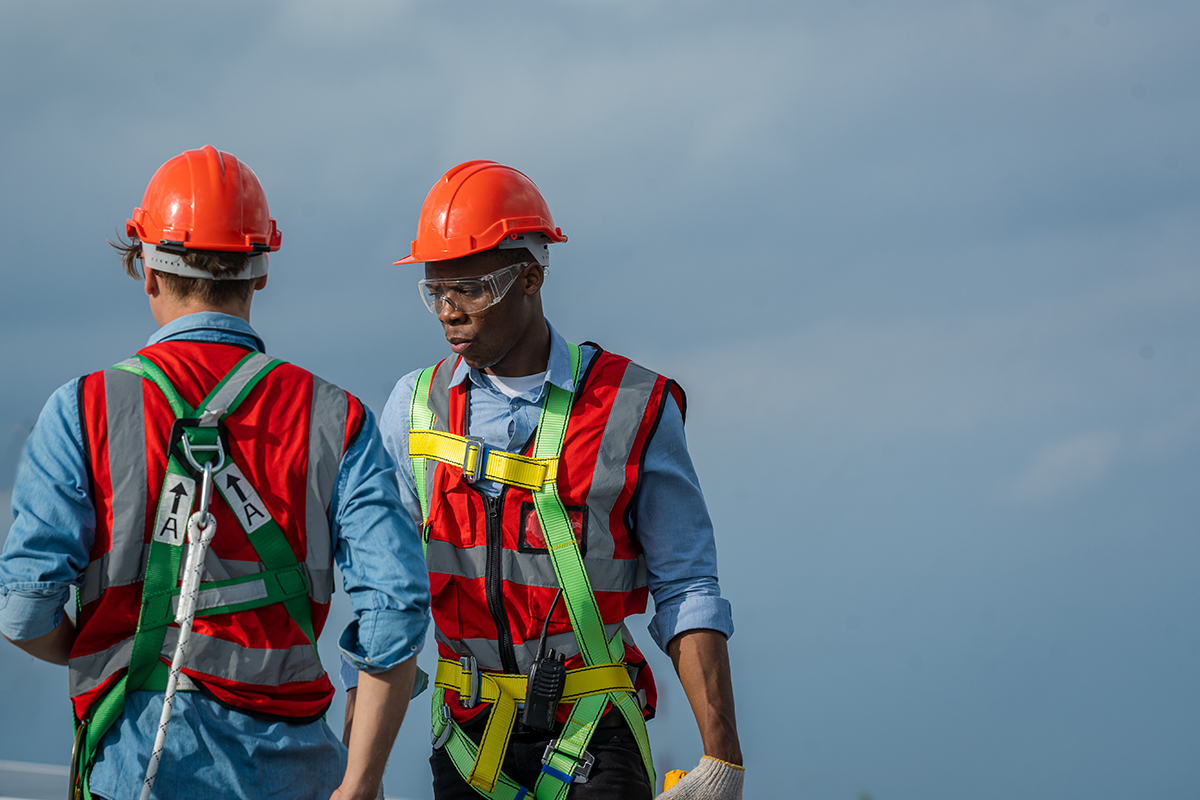 Workers and safety equipment working at heights - Crédit: Visoot/AdobeStock