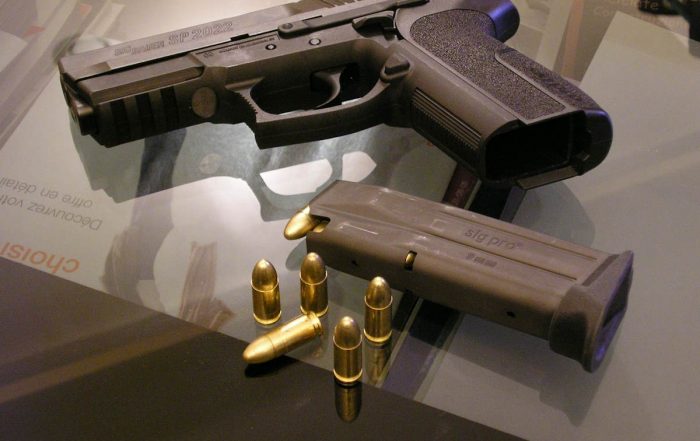 Port d'arme des forces de l'ordre hors service et accès à,un ERP : un décret précise les modalités. Crédit : Tilio & Paolo - AdobeStock