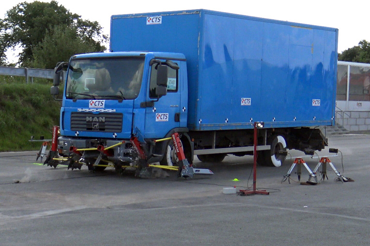 Crash test d'un camion sur les barrières amovibles certifiées de l'entreprise Pitagone - Crédit: Pitagone