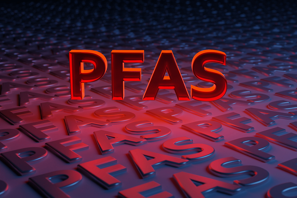 Red PFAS letters in ablue dark background 3D render illustration - Crédit : DBA/AdobeStock