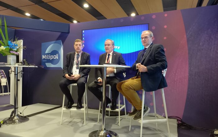 Point presse du Gicat à Milipol Paris 2023 sur les technologies pour les JOP 2024, avec Gérard Lacroix (à gauche) et Daniel Le Coguic(au centre). Photo Eitel Mabouong - Face au Risque.