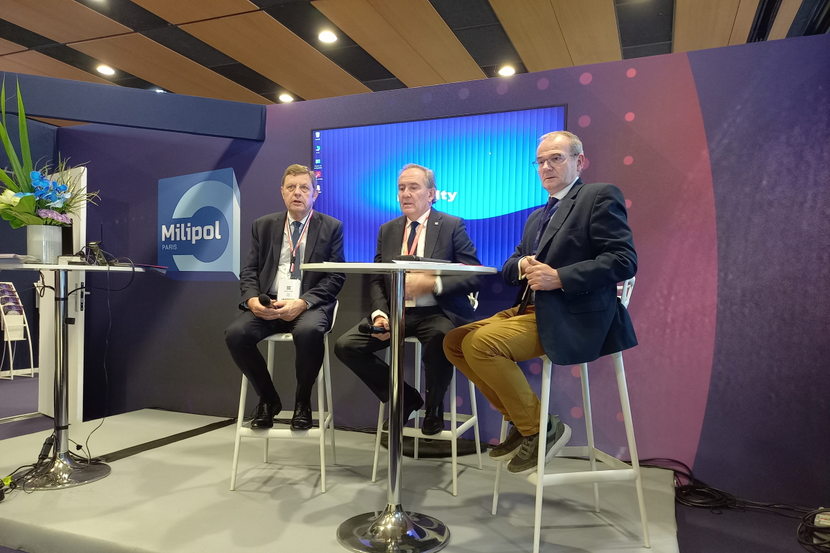 Point presse du Gicat à Milipol Paris 2023 sur les technologies pour les JOP 2024, avec Gérard Lacroix (à gauche) et Daniel Le Coguic(au centre). Photo Eitel Mabouong - Face au Risque.