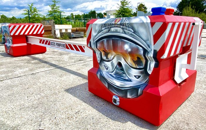 Une barrière anti-véhicule bélier certifiée et customisée - Crédit: BlocStop