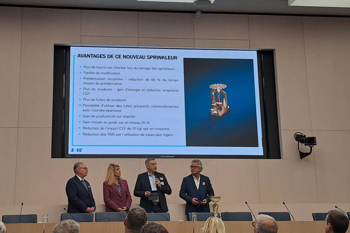 Philippe Kibler, du Groupe Save, présente les avantages d’une tête de sprinkleur innovante. Crédit : Bernard Jaguenaud – Face au Risque Philippe Kibler, du Groupe Save, présente les avantages d'une tête de sprinkleur innovante. Crédit : Bernard Jaguenaud - Face au Risque