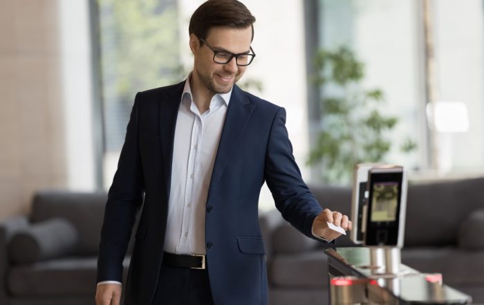 Le contrôle d'accès, l'une des technologies de sécurité électronique les plus envisagées pour 2024. (Crédit fizkes _ AdobeStock).