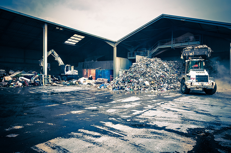 Les installations de traitement des déchets vont devoir satisfaire à des exigences renforcées en matière de sécurité incendie - Crédit : Chlorophylle/AdobeStock