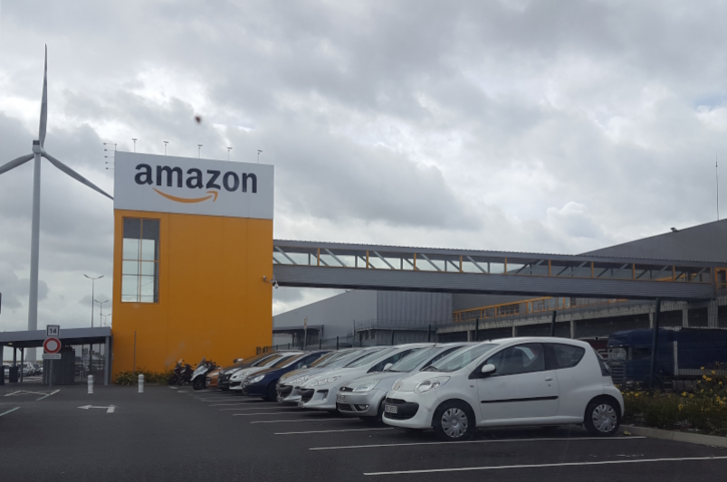 Entrepôt Amazon à Lauwin-Planque en 2016. Crédit Supporterhéninois/Wikimedia Commons