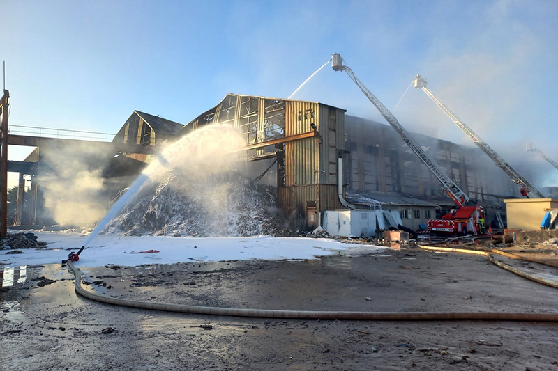 Le 26 décembre 2021, un incendie éclate dans un centre de recyclage de déchets à Saint-Chamas (Bouches-du-Rhône), une installation non-conforme. Il ne sera déclaré éteint que… 54 jours plus tard ! - Crédit : Sdis 13