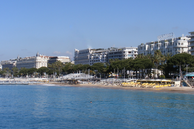 Vue sur une plage de la ville de Cannes, en France.