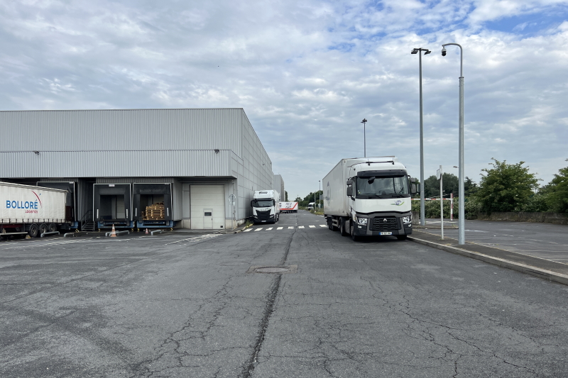 Une mise en demeure pour le site Bolloré Logistics de Grand-Couronne. Ici le site de Chevilly-Larue (crédit Chabe01 _ Wikimédia CC).