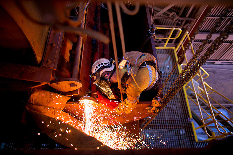 Tope view pic male rope access welder wearing full body safety - Crédit: Kings Access/AdobeStock