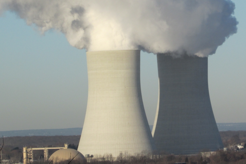 Photo de deux centrales nucléaires d'où s'échappe de la fumée blanche.