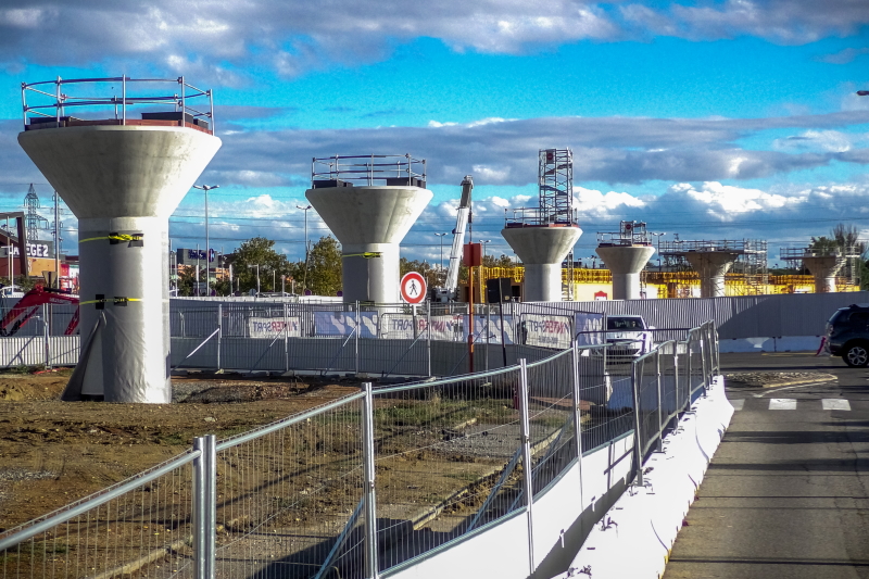 Photo avec des piliers en béton destinés à soutenir la structure du viaduc pour le futur métro aérien à Labège, près de Toulouse.