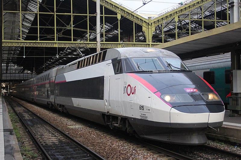Photo d'un TGV Inoui à l'arrêt, Gare de Lyon à Paris.
