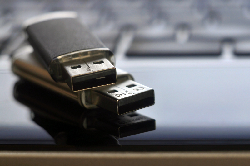 Les cyberattaquants peuvent utiliser un accès physique via une clé USB par exemple, pour infiltrer un système industriel. Photo : mehaniq41/AdobeStock