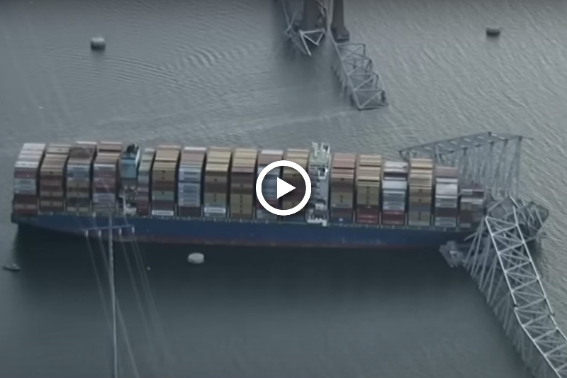 Photo des structures métalliques du pont dans l'eau et sur un cargo à Baltimore (Etats-Unis).