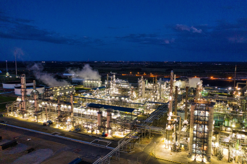 Vue aérienne et de nuit d'un site industriel.