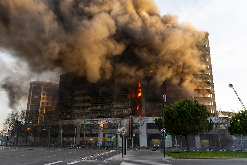Malgré l’intervention rapide des pompiers, l’incendie, parti d’un appartement du 7e étage, s’est rapidement propagé à toute la résidence. © Gustavo Muñoz- AdobeStock