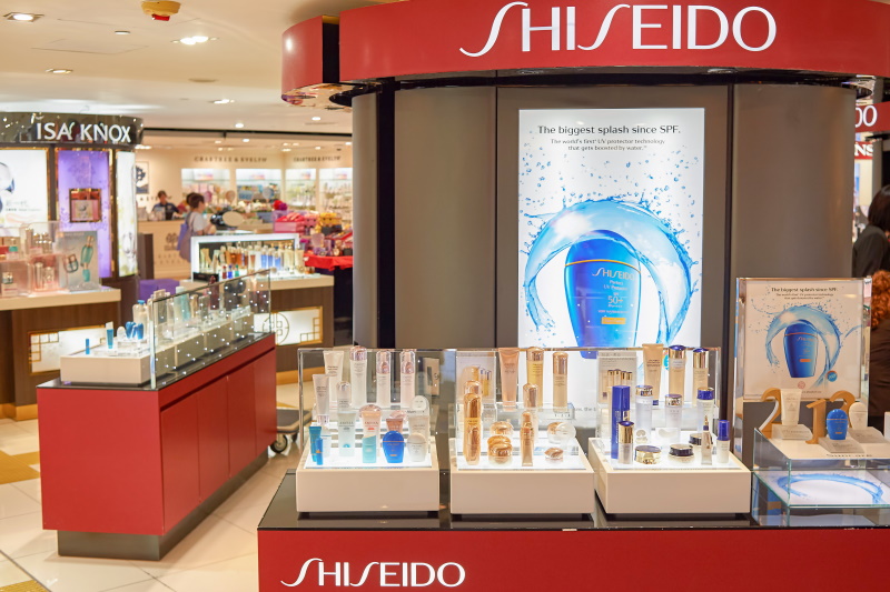 Intérieur d'une boutique (Hong Kong, 2015) du groupe Shiseido, dont le siège EMEA est situé à Paris - Crédit : Heorshe-Adobestock
