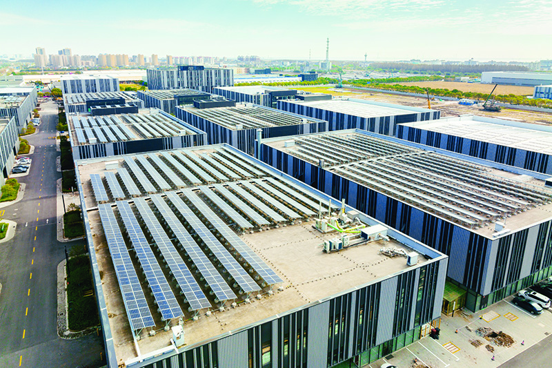 Aerial view of solar panels on factory roof. Blue shiny solar photo voltaic panels system product - Crédit: iStockphoto
