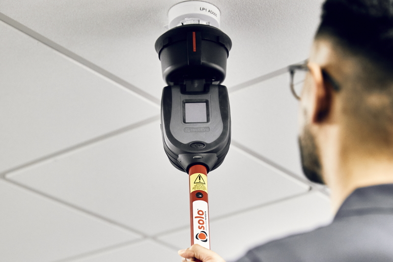 L'appareil Testifire XTR2 de Detector Testers teste un détecteur de fumée (crédit photo Robert Mills).