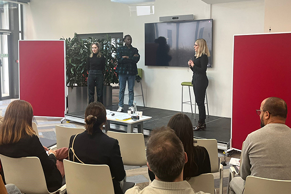 Pièce de théâtre interactive sur les situations de handicap en entreprise ©ADP Pièce de théâtre interactive sur les situations de handicap en entreprise ©ADP