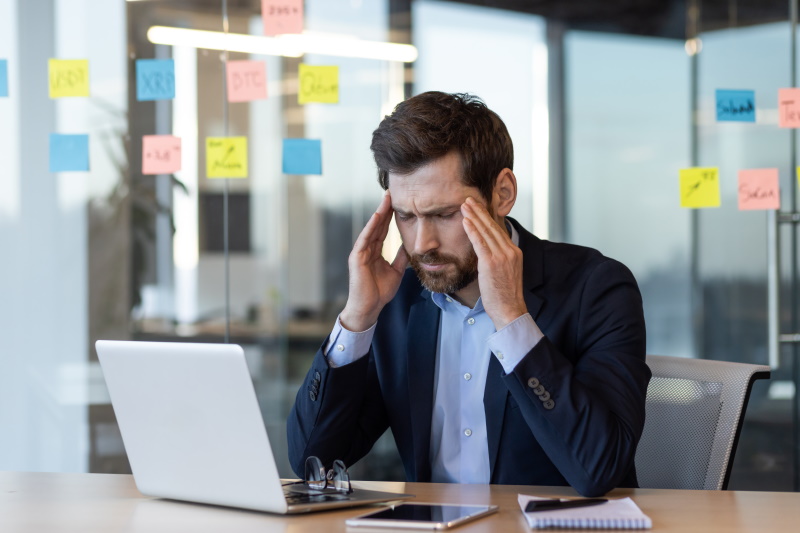 Santé mentale au travail. Crédit: Liubomir/AdobeStock Homme stressé au travail