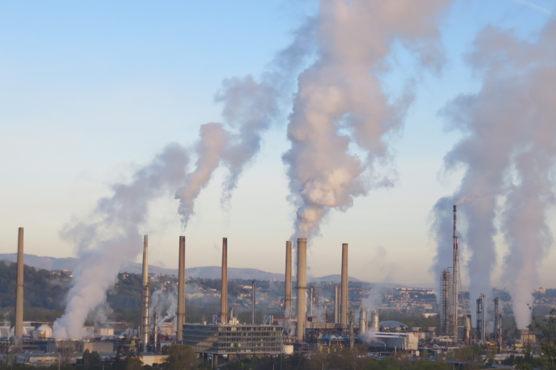 Un nouvel arrêté pour les ICPE (photo de la raffinerie de Feyzin dans le Rhône, crédit Sebleouf _ Wikimédia Commons).
