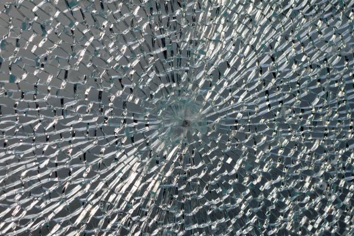 Verre trempé après impact – © Adrien-Fotolia.com Verre trempé après impact - © Adrien-Fotolia.com