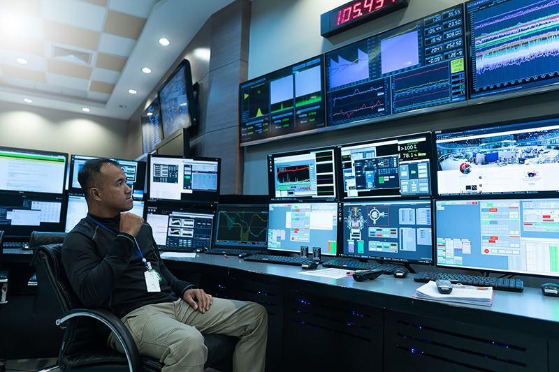 Engineer in electrical control room ©Adobestock/khampiranon Engineer in electrical control room ©Adobestock/khampiranon