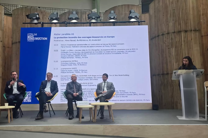 Forum International Bois Construction, le 28 février 2025 au Grand palais (Paris). De gauche à droite - Philippe Leblond - CSTB, Jean-Michel Servant, Yannick Pache - DHUP et Bertrand Vidot - DGSCGC. ©Construction21.