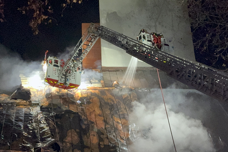 Le feu a été attaqué par le toit, grâce à un engin des pompiers. © Sdis 34 Le feu a été attaqué par le toit, grâce à un engin des pompiers. © Sdis 34