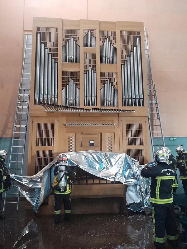 Les pompiers ont pris soin de protéger le patrimoine de l’église. © Sdis 34 Les pompiers ont pris soin de protéger le patrimoine de l’église. © Sdis 34