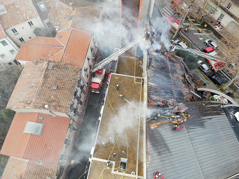 Les pompiers ont pu positionner des engins dans deux rues situées de part et d’autre de l’édifice. © Sdis 34 Les pompiers ont pu positionner des engins dans deux rues situées de part et d’autre de l’édifice. © Sdis 34