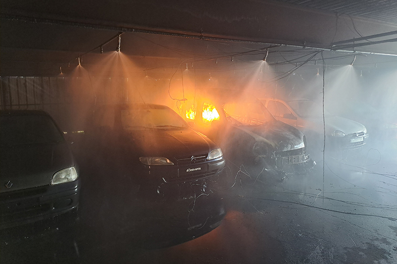 Test d’un brouillard d’eau dans un parking couvert © Desautel Un bras robotisé remplace les batteries lithium d'un véhicule électrique © aapsky/AdobeStock