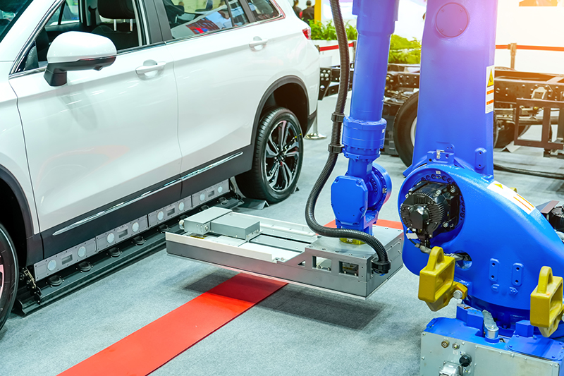 Un bras robotisé remplace les batteries lithium d'un véhicule électrique © aapsky/AdobeStock