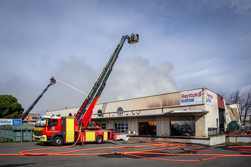 L’incendie a nécessité l’intervention de plusieurs véhicules de pompiers © Mathieu Boutinaud, Sdis 31 L’incendie a nécessité l’intervention de plusieurs véhicules de pompiers © Mathieu Boutinaud, Sdis 31
