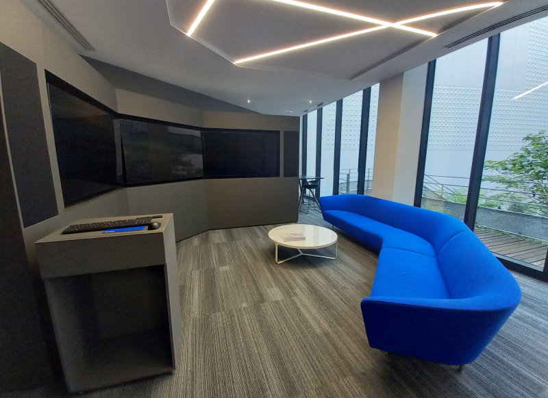 La partie salon de l’Experience Center parisien de Genetec (crédit Eitel Mabouong _ Face au Risque). La partie salon de l'Experience Center parisien de Genetec (crédit Eitel Mabouong _ Face au Risque).