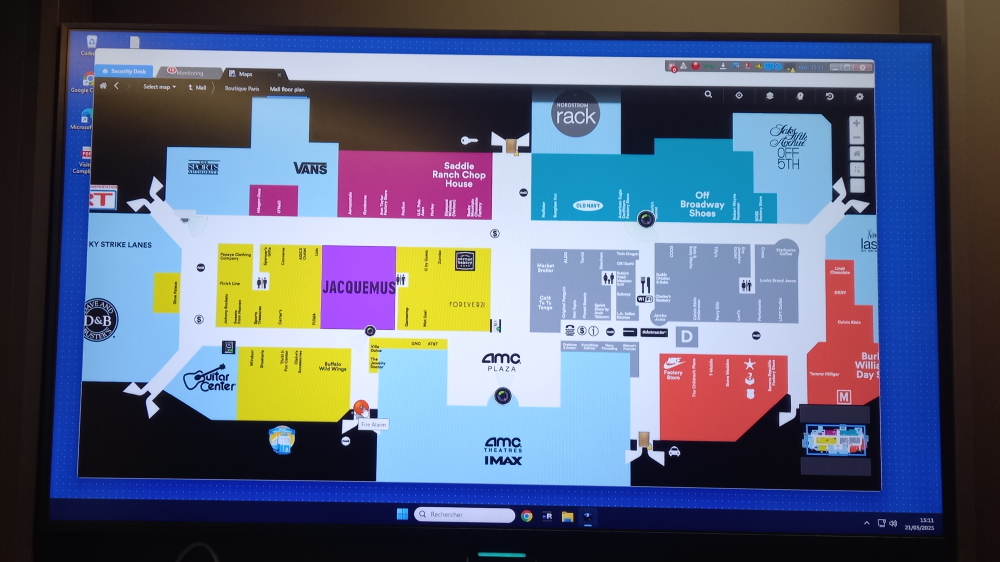 Les bornes de contrôles d’accès, les caméras de vidéosurveillance et les alarmes incendie d’un site sont visibles sur l’écran de contrôle de l’opérateur. Crédit Eitel Mabouong _ Face au Risque. Les bornes de contrôles d'accès, les caméras de vidéosurveillance et les alarmes incendie d'un site sont visibles sur l'écran de contrôle de l'opérateur. Crédit Eitel Mabouong _ Face au Risque.