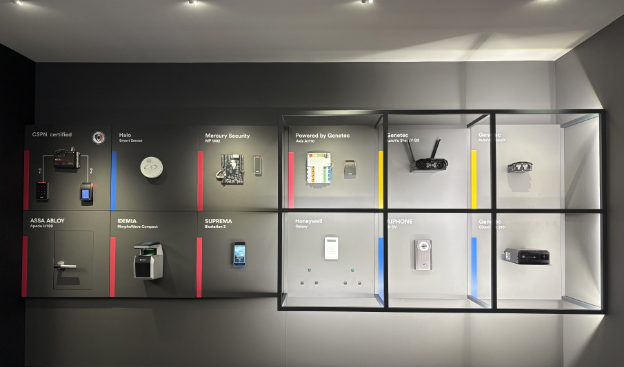 Plusieurs solutions de contrôles d’accès et de Lapi exposées dans l’Experience Center de Genetec. (Crédit Genetec France) Plusieurs solutions de contrôles d'accès et de Lapi exposées dans l'Experience Center de Genetec. (Crédit Genetec France)