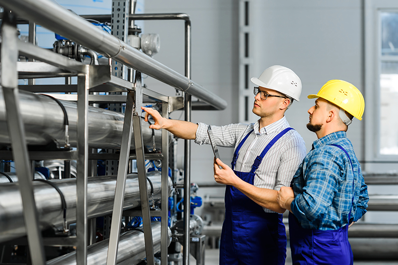 Relève de poste et sécurité industrielle © Olha/AdobeStock