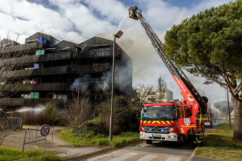 Les pompiers ont établi une lance permettant d’attaquer le feu par le haut © Sdis 17 Les pompiers ont établi une lance permettant d’attaquer le feu par le haut © Sdis 17