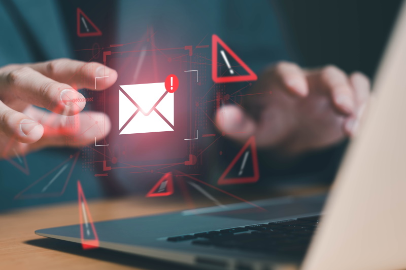 Hammeçonnage ou phishing. Crédit : BritCats Studio/AdobeStock Alerte mail dangereux sur ordinateur