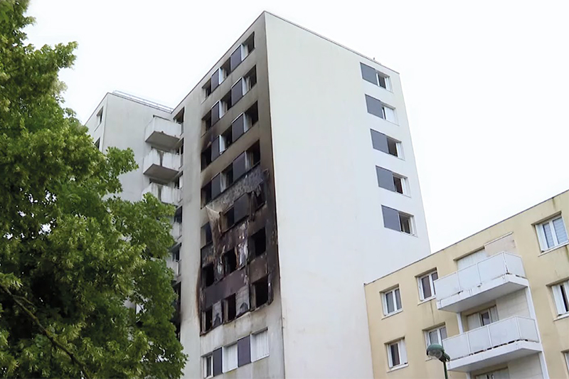 La façade de l’immeuble porte les stigmates du violent incendie qui a coûté la vie à quatre personnes © Capture d’écran M6 La façade de l’immeuble porte les stigmates du violent incendie qui a coûté la vie à quatre personnes © Capture d’écran M6