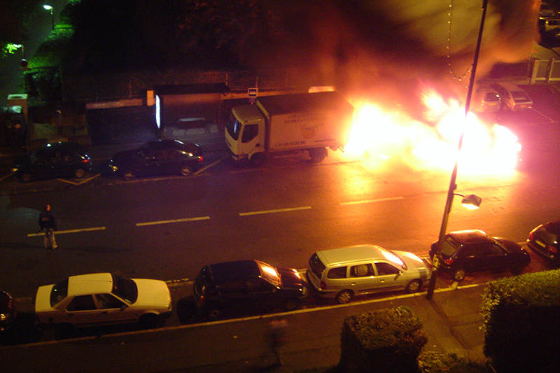 Une voiture incendiée à Sèvres (92) le 3 novembre 2005 © A.J.Wikimedia Commons