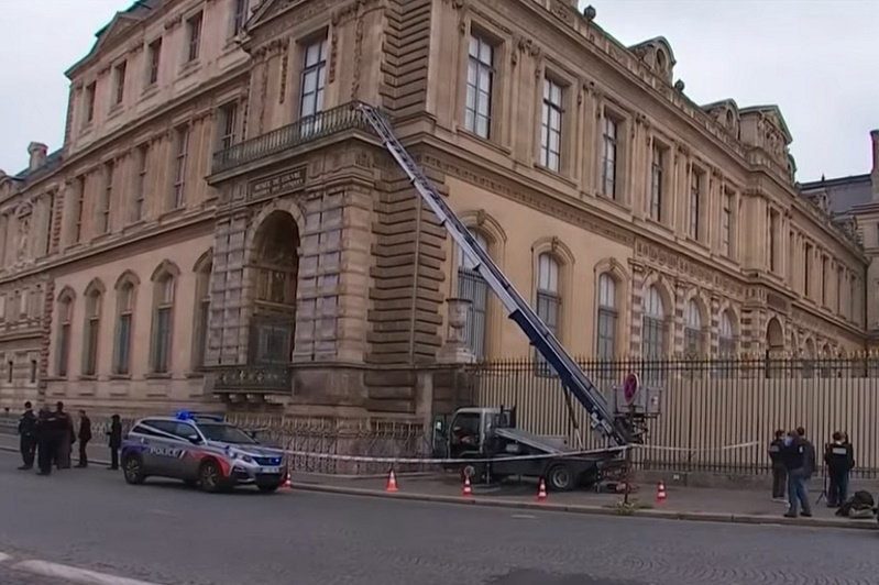 Musée du Louvre avec camion monte-charge devant