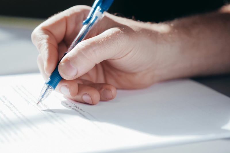 Des modèles d’attestation remplacent le suivi individuel renforcé (SIR) avec l’arrêté du 26 septembre 2025. Photo Kindelmedia _ Pexels. Des modèles d'attestation remplacent le suivi individuel renforcé (SIR) avec l'arrêté du 26 septembre 2025. Photo Kindelmedia _ Pexels.