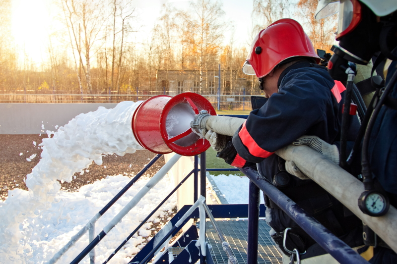 Émulseurs et Pfas, limitation pour 2030 selon le réglement (UE) 2025/1988 du 2 octobre 2025. (Crédit Mulderphoto _ AdobeStock)