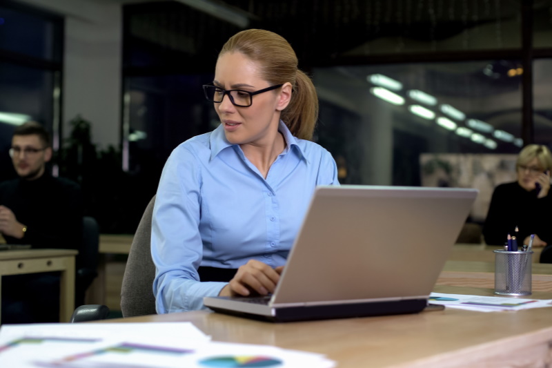 Bruit au bureau. Crédit : motortion/AdobeStock Femme gênée par le bruit au bureau